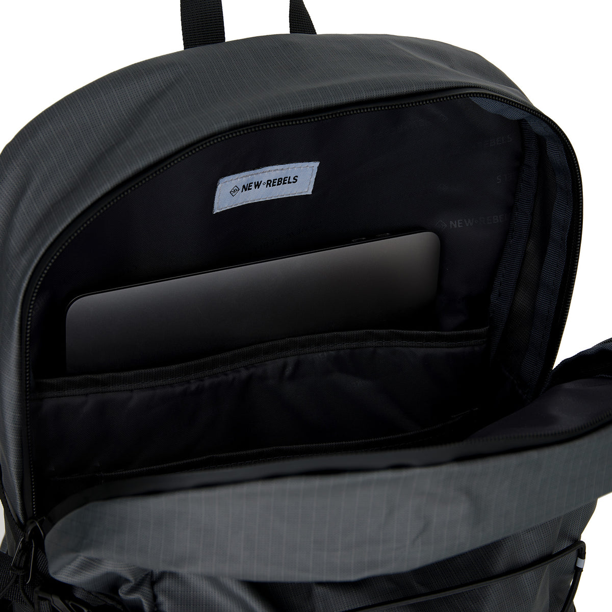 New Rebels Hugo Carmichael Waterdichte Rugtas: 26-liter wandelrugzak