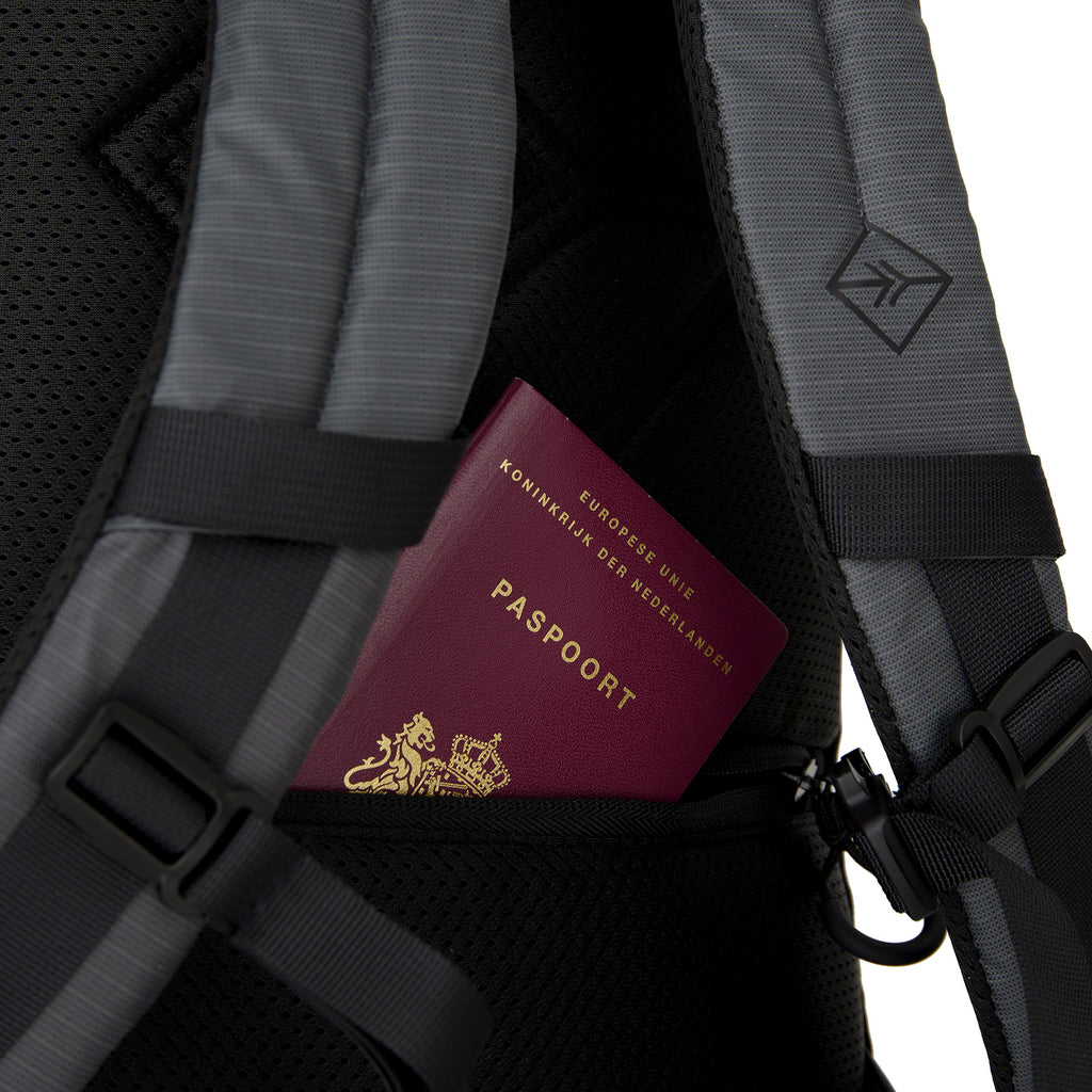 New Rebels Hugo Carmichael Waterdichte Rugtas: 26-liter wandelrugzak